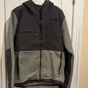 North Face Men's Black and Gray Jacket. Size Men’s M